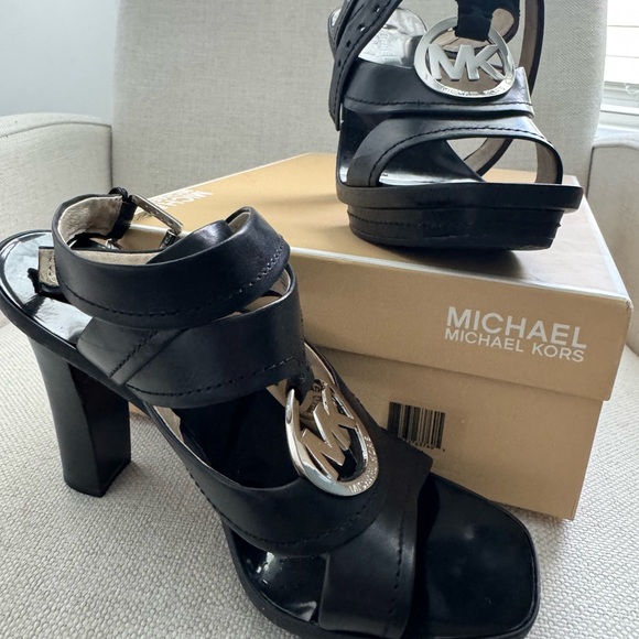 Michael Kors Warren Platform Leather 4in Heels in Black with Gold. - Picture 2 of 7